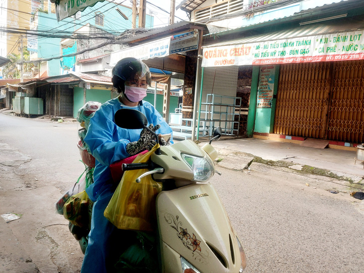 Chuyến xe hàng hào sảng của dì Uyên bon bon trên đường - Ảnh 6.