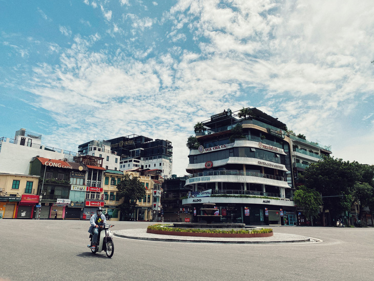 Số quận vùng cam tại Hà Nội giảm, Hoàn Kiếm thành vùng vàng - Ảnh 1.