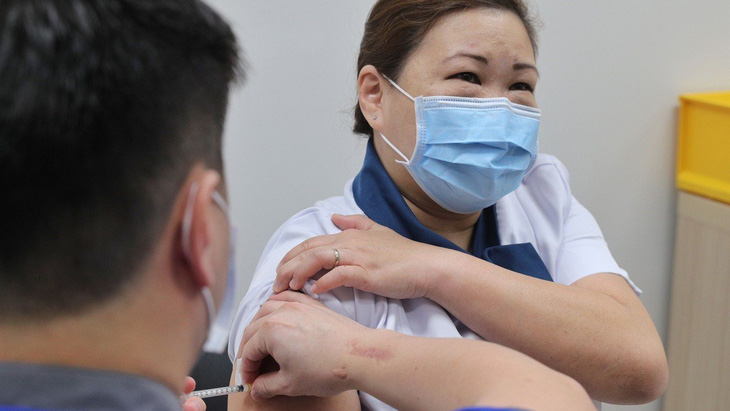 Singapore mở rộng tiêm chủng cho người thường trú ngắn hạn - Ảnh 1.