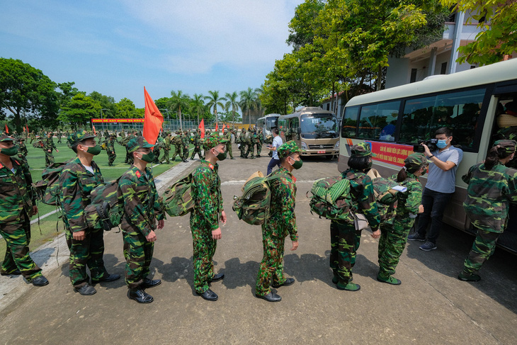 Tăng cường bác sĩ, học viên quân y vào Nam chống dịch - Ảnh 1.