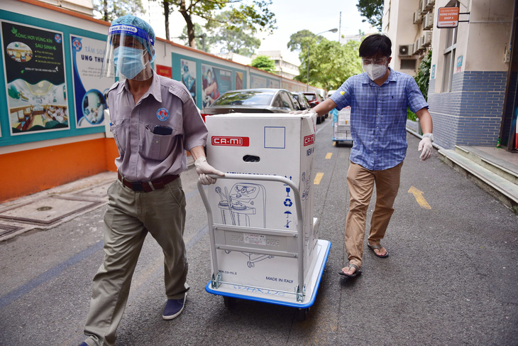 Cùng Tuổi Trẻ chống dịch trao gói thiết bị y tế hơn 5,5 tỉ đồng cho Bệnh viện Hùng Vương - Ảnh 3.