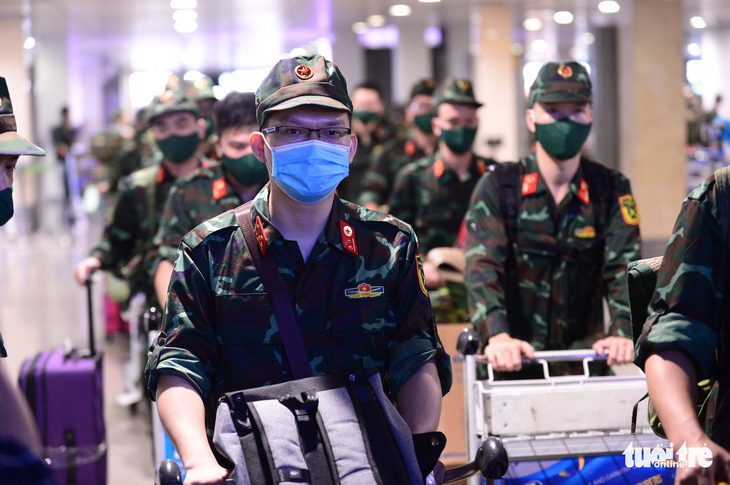 5 chuyến bay đầu tiên chở quân nhân từ Hà Nội đến TP.HCM chống dịch - Ảnh 8.