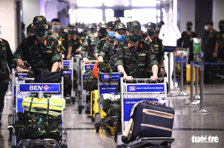 5 chuyến bay đầu tiên chở quân nhân từ Hà Nội đến TP.HCM chống dịch - Ảnh 10.
