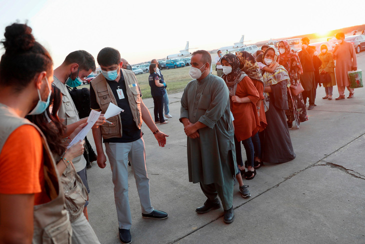 Đức, Mỹ khuyến cáo công dân tránh tới sân bay Kabul vì sơ tán hỗn loạn - Ảnh 1.