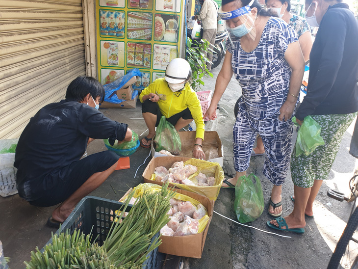 TP.HCM: Siêu thị quá tải, các điểm bán tự phát đắt hàng dù nâng giá gấp 3-4 lần - Ảnh 1.