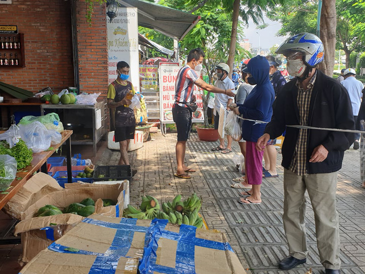 TP.HCM: Siêu thị quá tải, các điểm bán tự phát đắt hàng dù nâng giá gấp 3-4 lần - Ảnh 5.