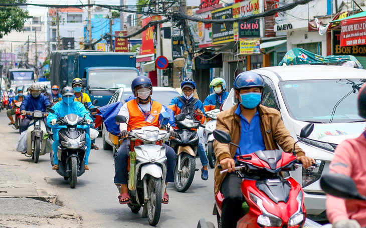 TP.HCM: Tấp nập trước giờ siết chặt giãn cách