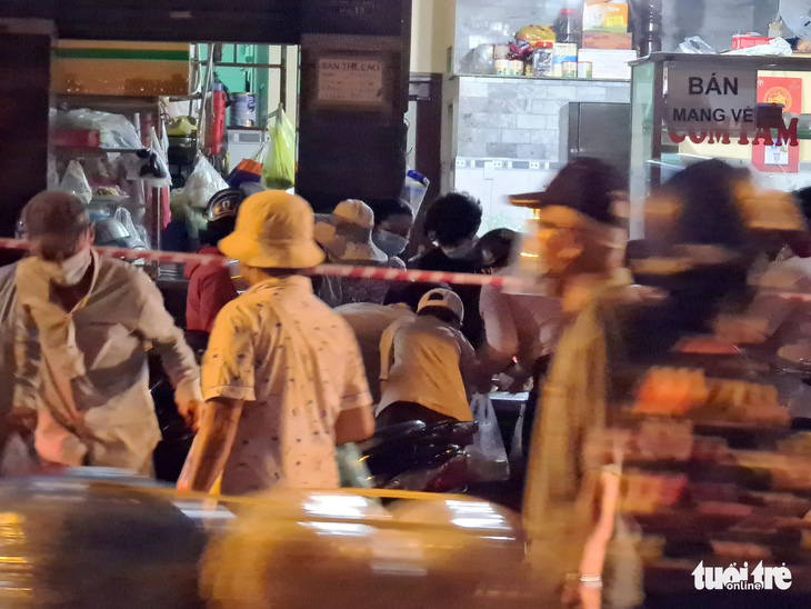 Người dân họp chợ tự phát từ 3 giờ sáng đông đúc ở TP.HCM - Ảnh 6.