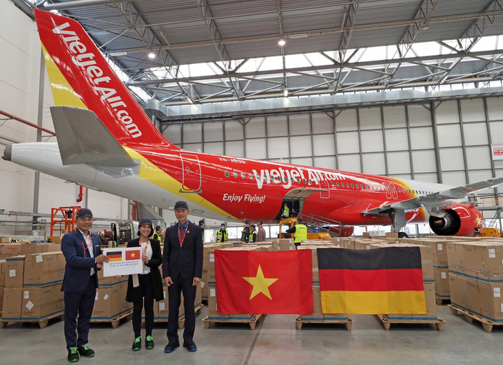 Chuyến bay Vietjet chuyên chở thiết bị y tế viện trợ từ Đức đã về tới Việt Nam - Ảnh 1.