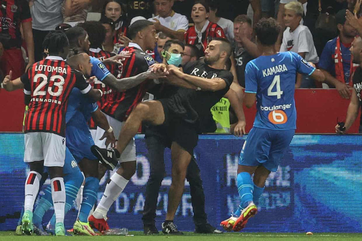 Bộ trưởng thể thao Pháp: Cầu thủ đánh trả CĐV tấn công mình là bình thường - Ảnh 1.