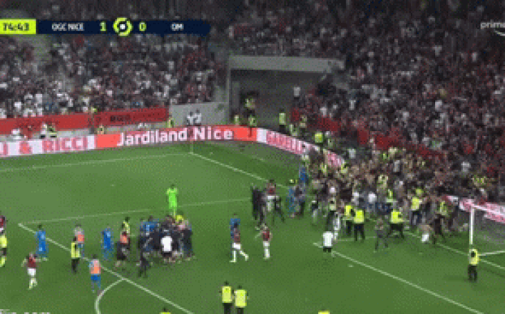 Trận Nice - Marseille bị hoãn ở phút 75 vì CĐV lao vào sân đánh nhau với cầu thủ