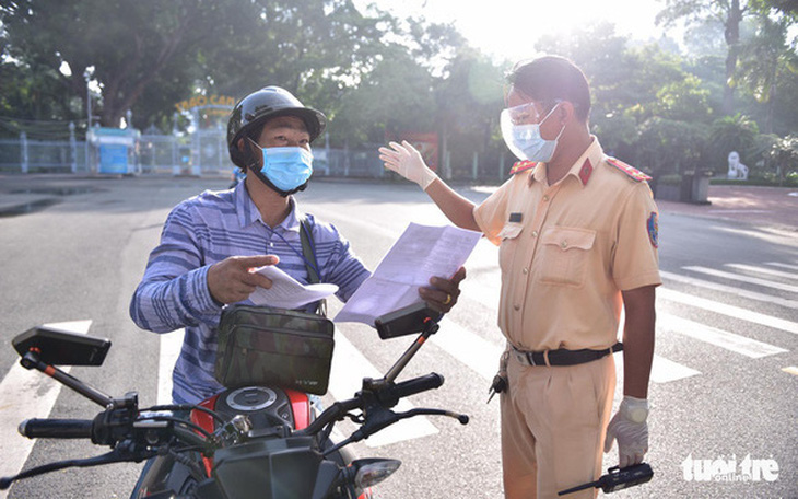 TP.HCM bổ sung một số đối tượng được ra đường trong thời gian tăng cường giãn cách