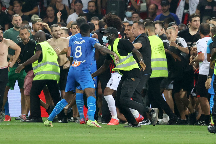 Trận Nice - Marseille bị hoãn ở phút 75 vì CĐV lao vào sân đánh nhau với cầu thủ - Ảnh 2.