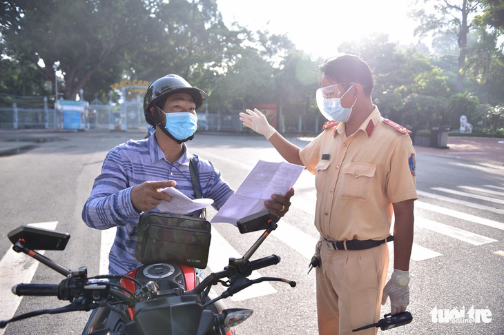 Ngày đầu TP.HCM siết chặt kiểm soát: Chỗ lác đác vài người, chỗ vẫn còn ùn ứ - Ảnh 8.