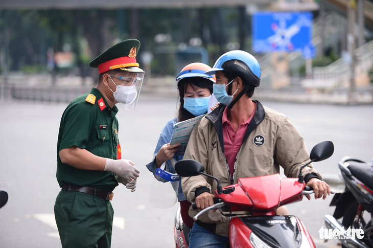 Ngày đầu TP.HCM siết chặt kiểm soát: Chỗ lác đác vài người, chỗ vẫn còn ùn ứ - Ảnh 9.