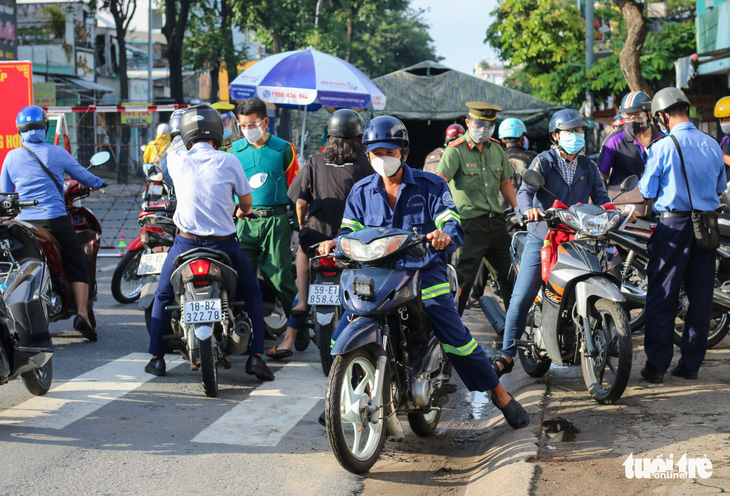 Ngày đầu TP.HCM siết chặt kiểm soát: Chỗ lác đác vài người, chỗ vẫn còn ùn ứ - Ảnh 4.