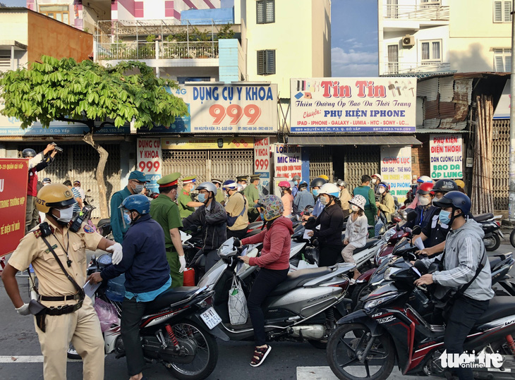 Ngày đầu TP.HCM siết chặt kiểm soát: Chỗ lác đác vài người, chỗ vẫn còn ùn ứ - Ảnh 5.