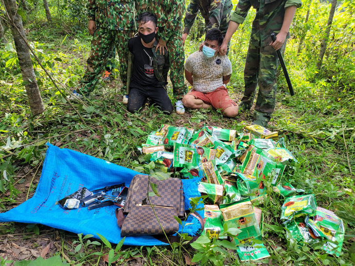 Chặn 3 người Lào mang 46kg ma túy đá và súng lục đã lên đạn vào biên giới - Ảnh 1.