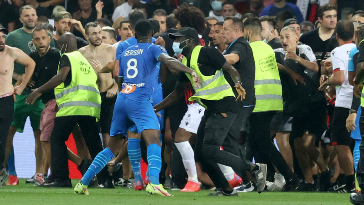 Bộ trưởng thể thao Pháp: Cầu thủ đánh trả CĐV tấn công mình là bình thường - Ảnh 2.