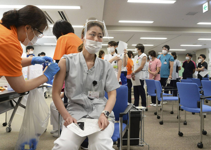 Nhật Bản hỗ trợ tài chính cho người gặp vấn đề sức khỏe sau khi tiêm vaccine - Ảnh 1.