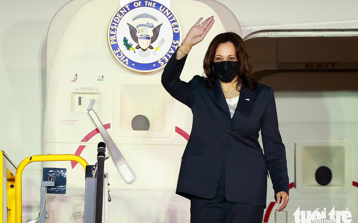 Phó tổng thống Mỹ Harris đã đến Việt Nam sau 3 giờ trì hoãn