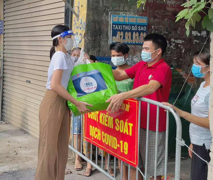 Việt Hương tiếp tục mua xe chở oxy hỗ trợ người dân - Ảnh 4.