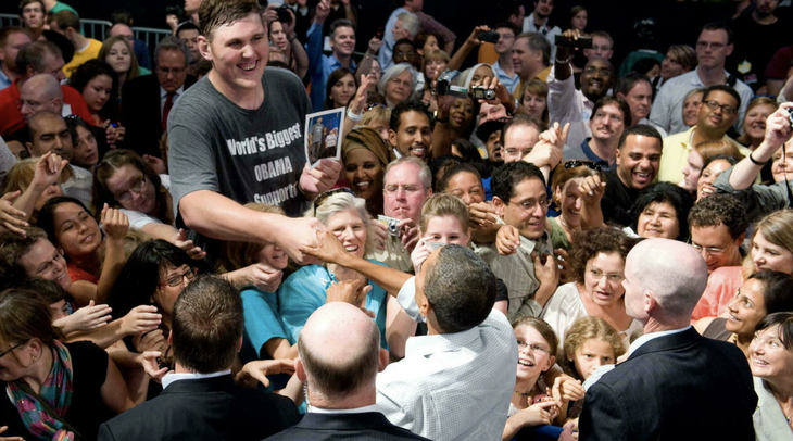 Người khiến Obama phải ngước nhìn khi bắt tay đã qua đời - Ảnh 1.