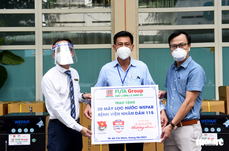 Tặng 45 máy lọc nước cho Bệnh viện Nhân dân 115 và Bệnh viện quận Tân Phú - Ảnh 1.