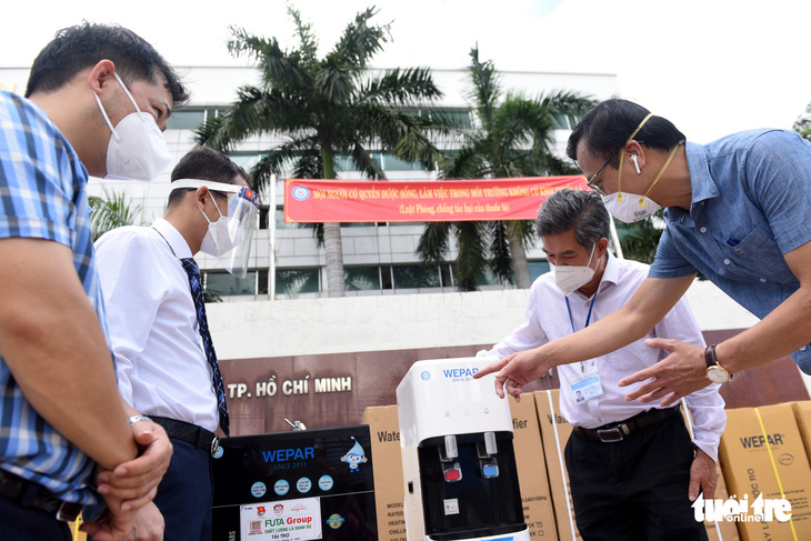 Tặng 45 máy lọc nước cho Bệnh viện Nhân dân 115 và Bệnh viện quận Tân Phú - Ảnh 2.