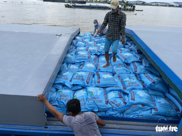 Phí container tăng gần gấp đôi, hàng chục ngàn tấn gạo ‘neo’ trên sông chờ xuất khẩu - Ảnh 1.