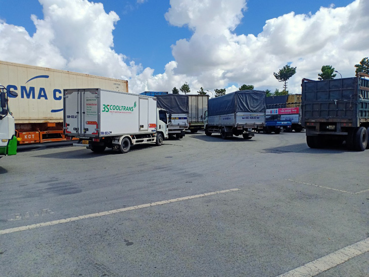 Hàng chục xe chở hàng thiết yếu bị kẹt tại chốt do quy định phải xuống hàng sang xe - Ảnh 2.
