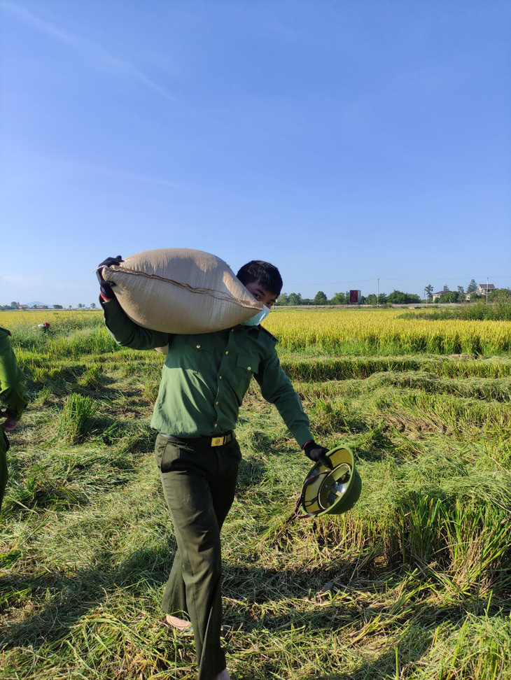 Chiến sĩ công an sáng trực chốt phòng dịch, chiều gặt lúa giúp dân - Ảnh 2.