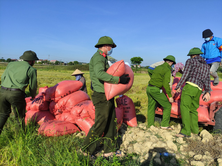 Chiến sĩ công an sáng trực chốt phòng dịch, chiều gặt lúa giúp dân - Ảnh 1.