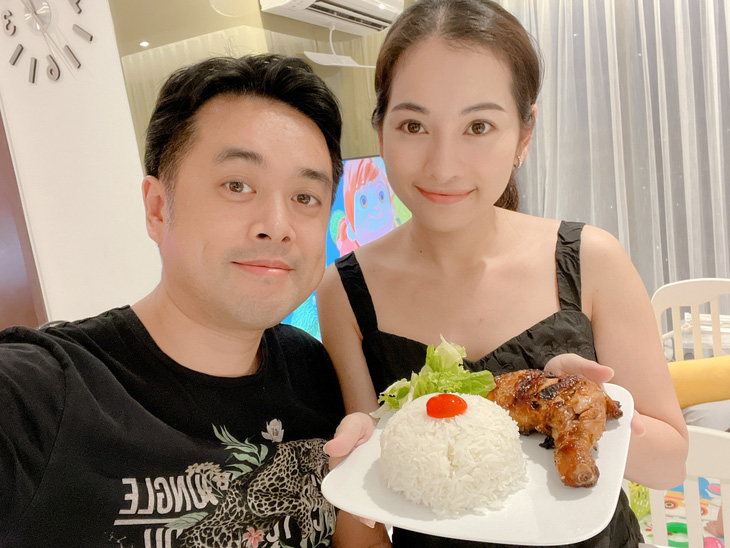 Vợ chồng Dương Khắc Linh, Sara Lưu hướng dẫn làm món tôm tích cháy tỏi - Ảnh 2.