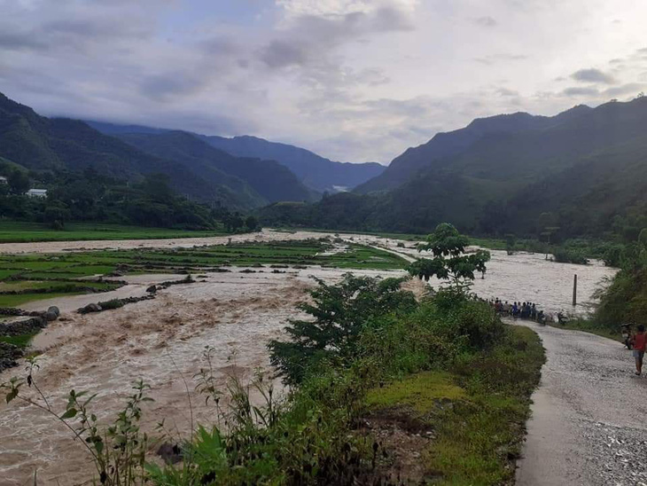Lũ ập về trong đêm, Sơn La kịp thời sơ tán hơn 600 dân - Ảnh 1.