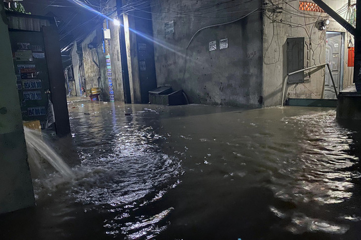 Biên Hòa: nước ùn ùn tràn vào nhà dân, nhiều tuyến đường ngập sâu - Ảnh 3.
