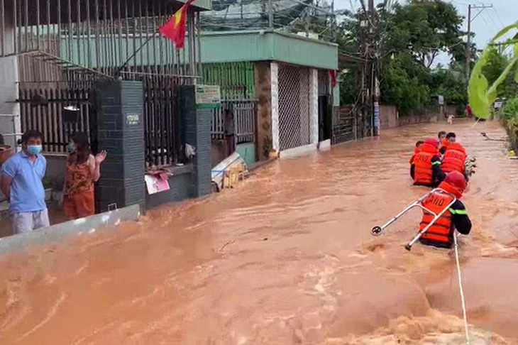 Biên Hòa: nước ùn ùn tràn vào nhà dân, nhiều tuyến đường ngập sâu - Ảnh 7.