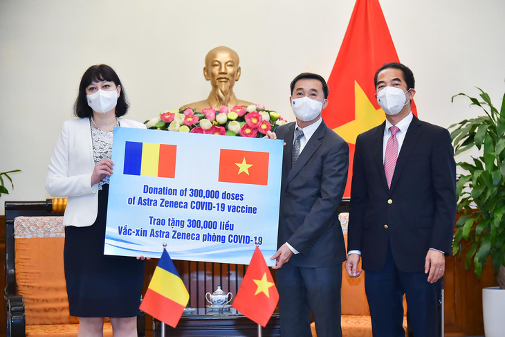Romania tặng 300.000 liều vắc xin AstraZeneca cho Việt Nam - Ảnh 1.