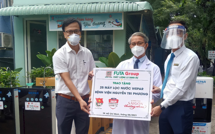 Tặng 75 máy lọc nước cho 3 Bệnh viện Nguyễn Tri Phương, Nguyễn Trãi và Hùng Vương - Ảnh 1.