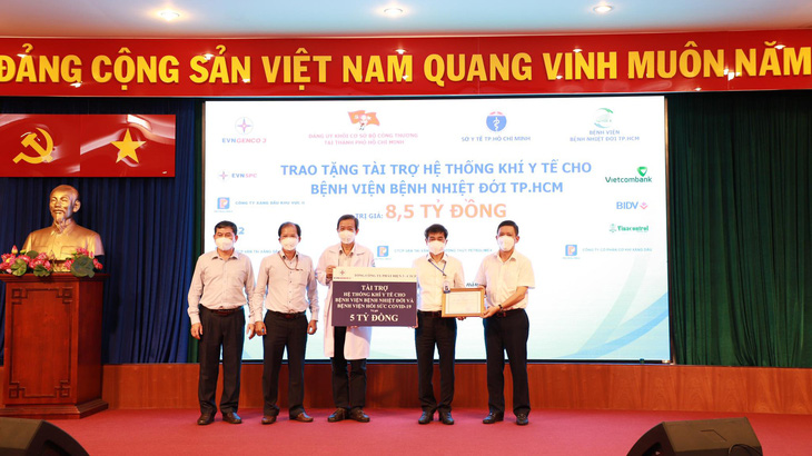 Trang bị thêm hệ thống cấp oxy cho Bệnh viện Bệnh nhiệt đới TP.HCM - Ảnh 2.