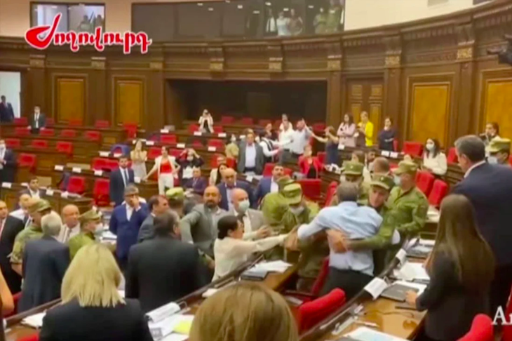Các nghị sĩ Armenia đánh nhau ngay giữa phòng họp lớn - Ảnh 2.