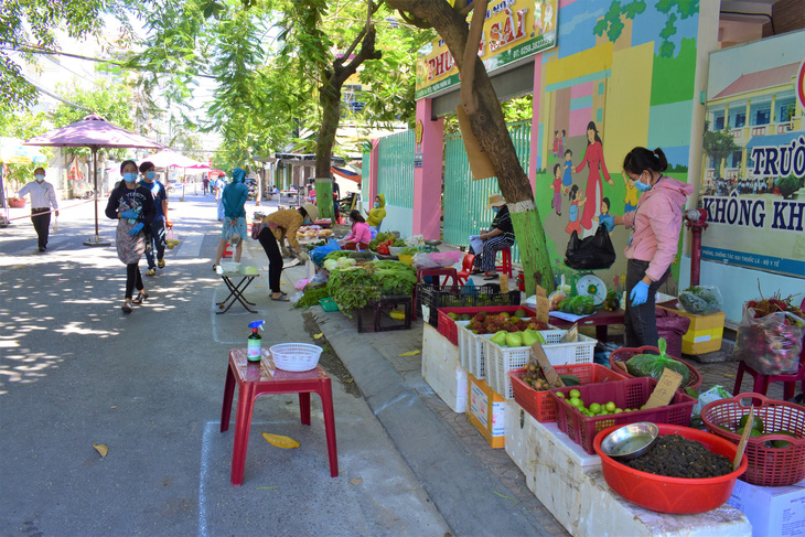 Đưa chợ ra phố ở Nha Trang: An toàn, người mua người bán đều thích - Ảnh 6.