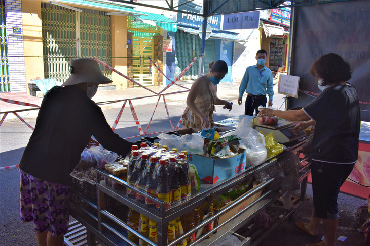 Đưa chợ ra phố ở Nha Trang: An toàn, người mua người bán đều thích - Ảnh 7.