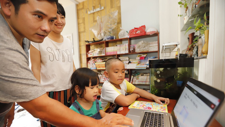 Nhu cầu laptop tăng vọt, phụ huynh vất vả mua đồ cho con học trực tuyến - Ảnh 1.