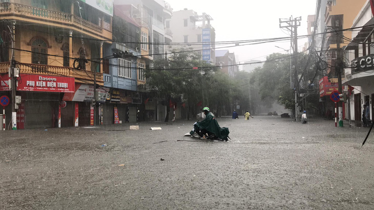 Phố phường Hải Phòng ‘hóa sông’ vì mưa lớn kéo dài - Ảnh 1.