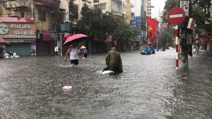 Phố phường Hải Phòng ‘hóa sông’ vì mưa lớn kéo dài - Ảnh 3.