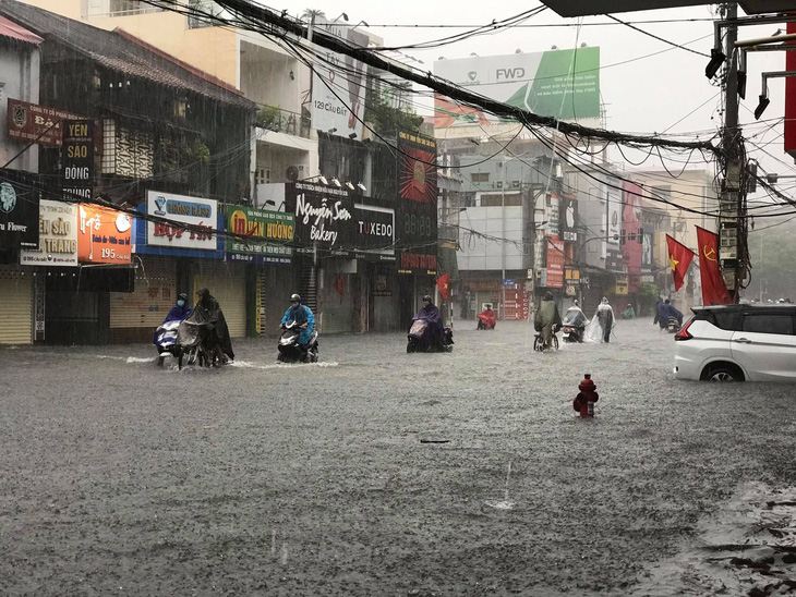 Phố phường Hải Phòng ‘hóa sông’ vì mưa lớn kéo dài - Ảnh 4.