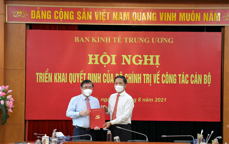 Ông Nguyễn Thành Phong nhận quyết định làm phó trưởng Ban Kinh tế Trung ương - Ảnh 1.