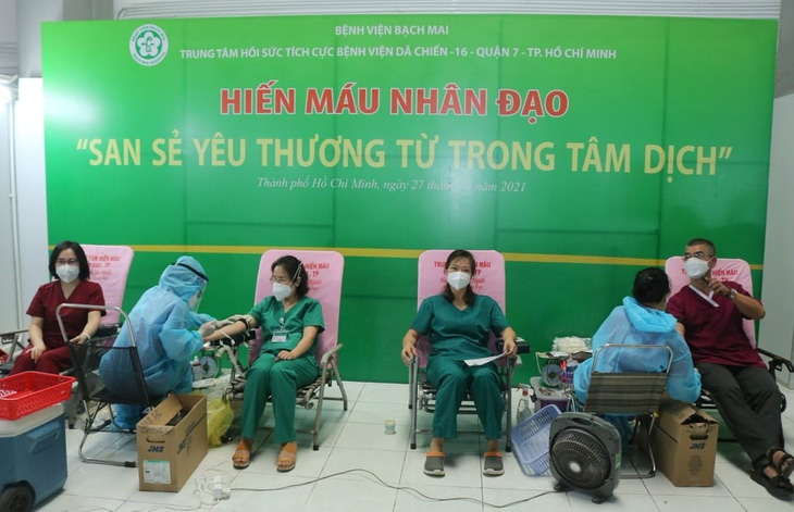Y bác sĩ Bệnh viện Bạch Mai vừa chống dịch, vừa hiến máu cứu bệnh nhân COVID-19 - Ảnh 1.