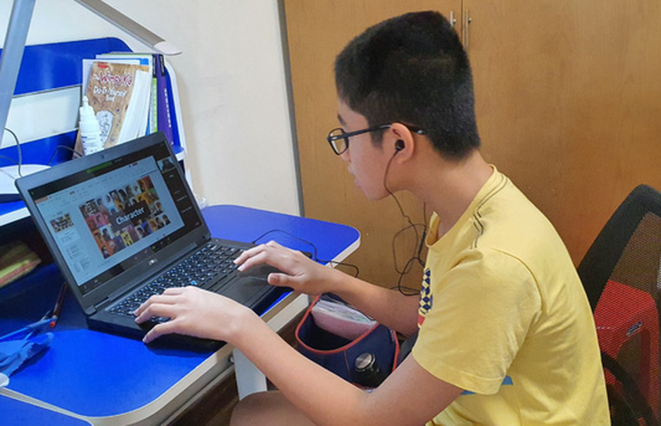 Trường học ở TP.HCM làm ATM điện thoại - máy tính giúp học sinh nghèo - Ảnh 1.
